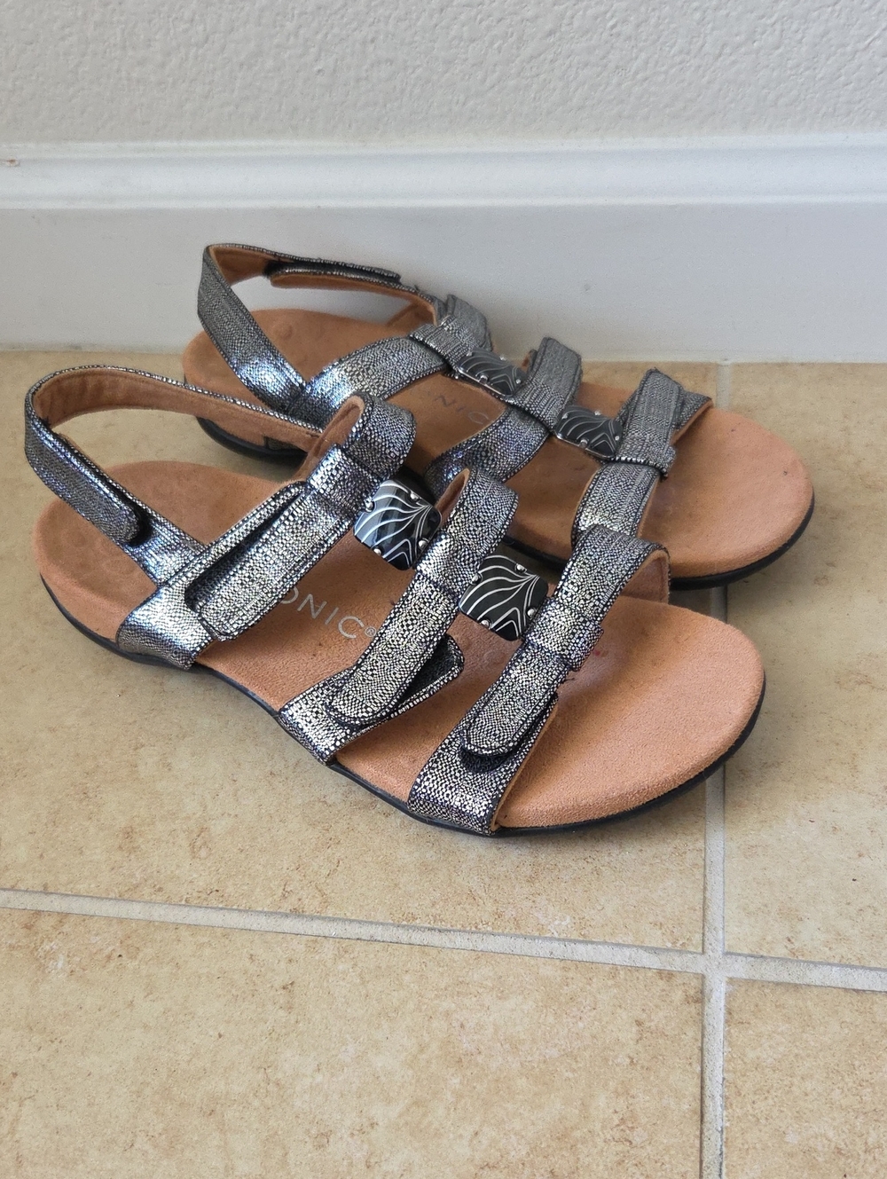VIONIC AMBER Metallic Silver Strappy Slingback Sandals Adjustable Velcro Sz 6 - Picture 4 of 14